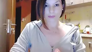 Жгучая бабенка mayacoquine смачно мацает свои соски