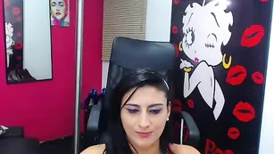 Зажигательная шкура tamarawonder строптиво сует пальчики в письку