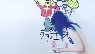 Голая Kati3kat рисует на стене