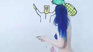 Голая Kati3kat рисует на стене