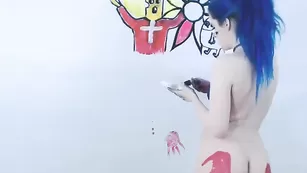 Голая Kati3kat рисует на стене