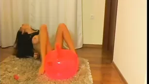 Шоу с привлекательной черноволоской Caylin