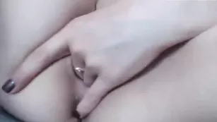 Пикантная блондиночка MADONNAII дрочит вагину пальцами