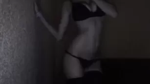 Блондинка KillersTits в чёрном нижнем белье