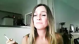 kaylee001 стройная шлюшка в эротическом наряде