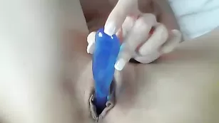 Is1tanya ласкает клитор через трусики и примеряет игрушку