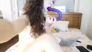 Naughtyyangel сует игрушку в девственную пилотку