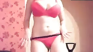 Взрослая красотка Veronika1987 трахает свое влагалище