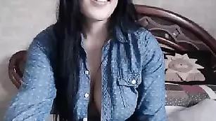 Сексуальная брюнеточка princesscorine восхищенно облизывает страпончик