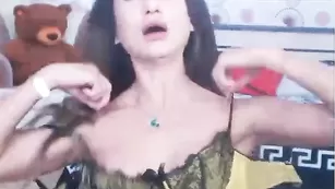 Сексуальная барышня Malinowskaya трахает бритые отверстия