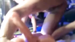 Ненасытная потаскуха dayaanna прыгает на большом дилдо