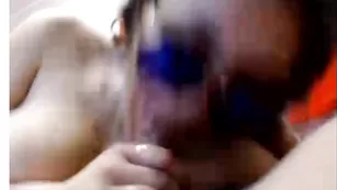 пышногрудая шлюха сосет парню