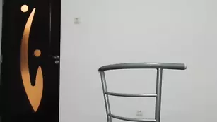 Гламурная фифа Lonelyst4r в эффектной позе мастурбирует очко