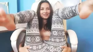 Сексуальная самочка J_capuletti ласково себя утешает