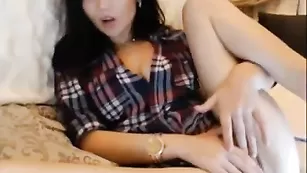 allyson_taylor прикрыв сиськи рубашкой ласкает клитор