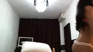 Восхитительная брюнеточка xxxsabrinaxxx шалит с резиновым пенисом