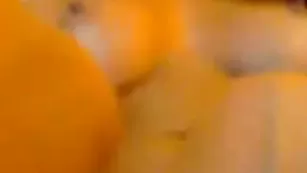 Азиатская шваль Lovehoneyx насаживается на резиновый кол