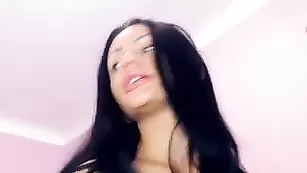 Эффектная сучка Bombinna эротично двигается перед вебкой