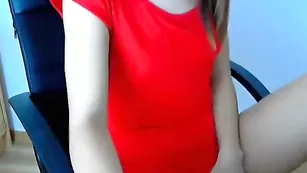 Строптивая проказница madlow18 тискает мокрощелку