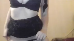 Melicenta облизывает резиновый пенис