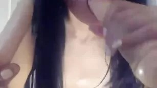 Жаркая бабенка Sexysuchkaxxx ебет попку кукурузой