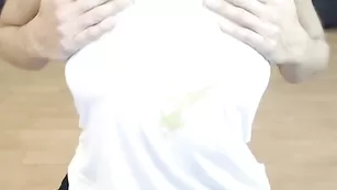 Сногсшибательная сучка на высоких каблуках sensualmyra эффектно трется перед камерой