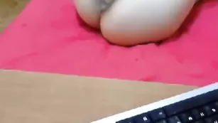 Стонущая малышка Alinna20 яростно раскурочивает влагалище