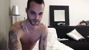 Сисястая бикса Melissa_sucre отсасывает мерзавцу хуй