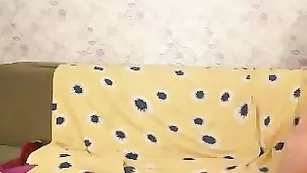 Горячая блондинка в красных чулках шалит дома перед вебкой