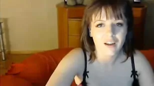 Сисястая шваль в сетчатых чулках LadyMagnet балует киску длинной игрушкой