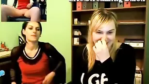 Дуэт сочных сучек office_alessia скромно показывают сисечки