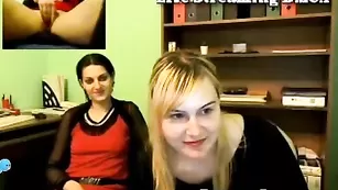 Дуэт сочных сучек office_alessia скромно показывают сисечки