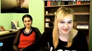 Дуэт сочных сучек office_alessia скромно показывают сисечки