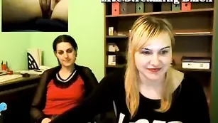 Дуэт сочных сучек office_alessia скромно показывают сисечки