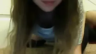 Молодая sexifox1 мастурбирует перед вебкой