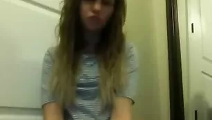 Молодая sexifox1 мастурбирует перед вебкой