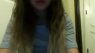 Молодая sexifox1 мастурбирует перед вебкой