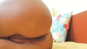 Красивая сука SweetLorette смачно трахает пизду