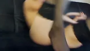 Cutebabybee чувственно насаживается на резиновый член с двойным проникновением