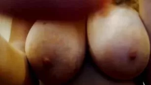 Яркая сука Selenasi стонет от дикой дрочки