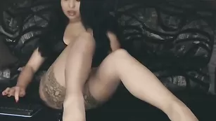 Брюнетка Miyya натирает свою киску