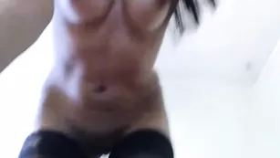 Экзотическая rihanahot доводит себя до оргазма