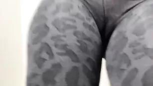 Очаровательная дамочка с клевой попой littlesonia носит колготки без трусиков