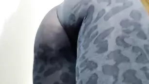 Очаровательная дамочка с клевой попой littlesonia носит колготки без трусиков