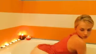 Приятная малышка NikkyBlond мастурбирует в ванне