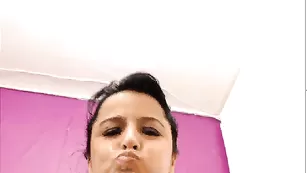 Юная проказница mary долбит себя во все места