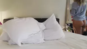 Взрослая женщина Yoga_bare тискает половые губки