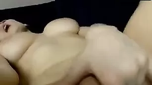 Блаженная самка Sexysabotage ласкает и трахает свою киску