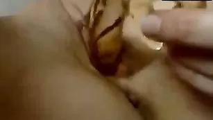 Блаженная самка Sexysabotage ласкает и трахает свою киску