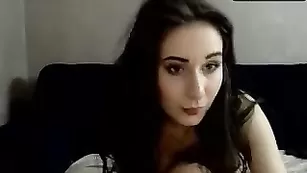 Блаженная самка Sexysabotage ласкает и трахает свою киску